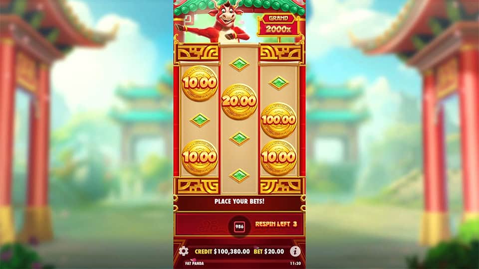 Prize symbols worth 10, 20 and 100 appearing during the Hold & Spin feature in Touro Sortudo slot.